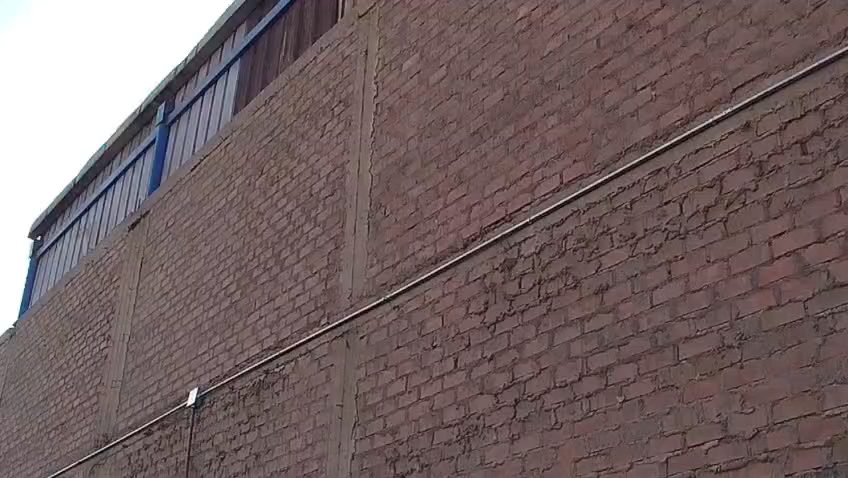 Fachada con montantes de tubería alineados