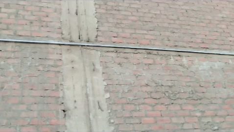 Muro de ladrillo con tubería eléctrica empotrada