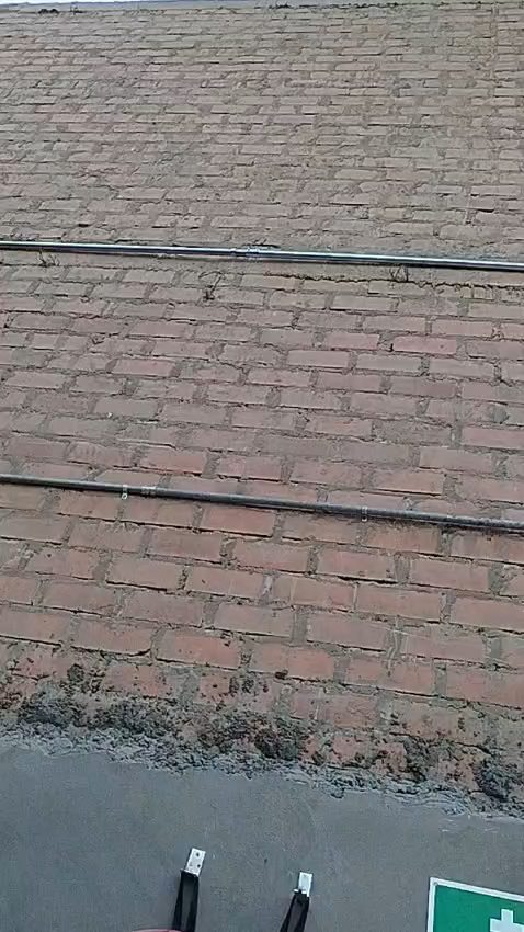 Muro de ladrillo con tubería eléctrica empotrada