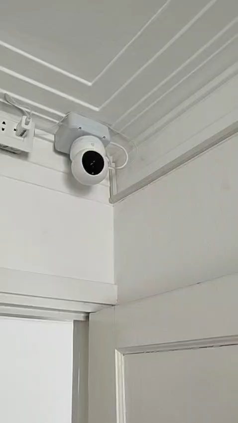 Cámara de videovigilancia instalada con canaleta prolija