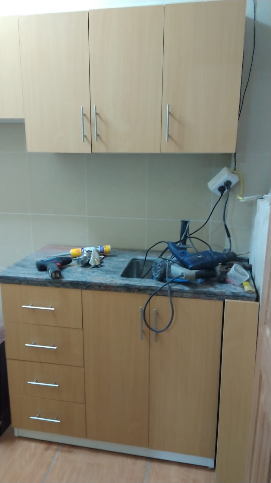 Cocina con muebles de melamina y encimera de granito instalados por RB Servicios