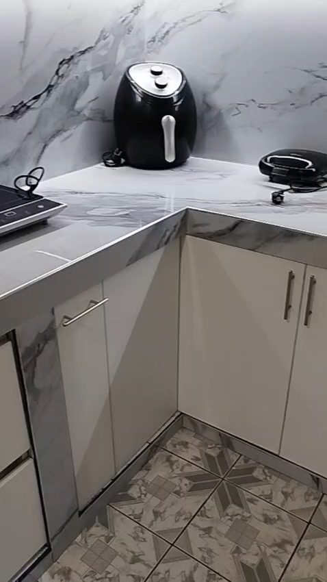 Cocina terminada con revestimiento tipo mármol