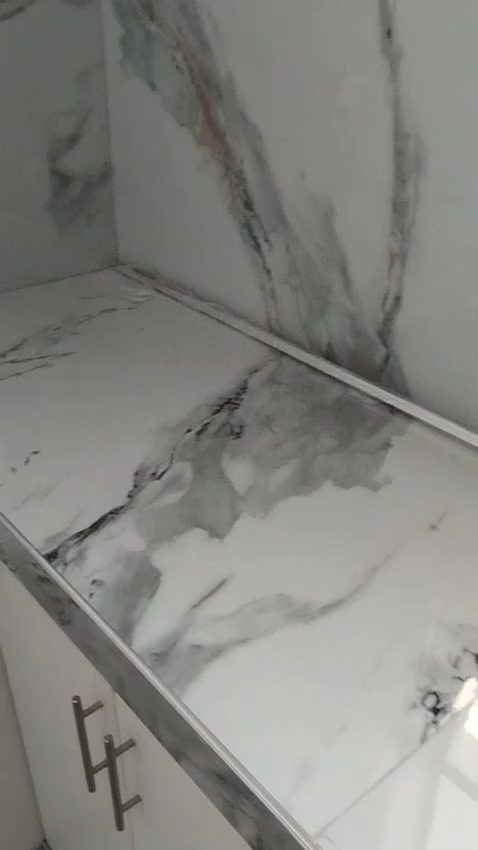 Encimera y salpicadero con acabado tipo mármol